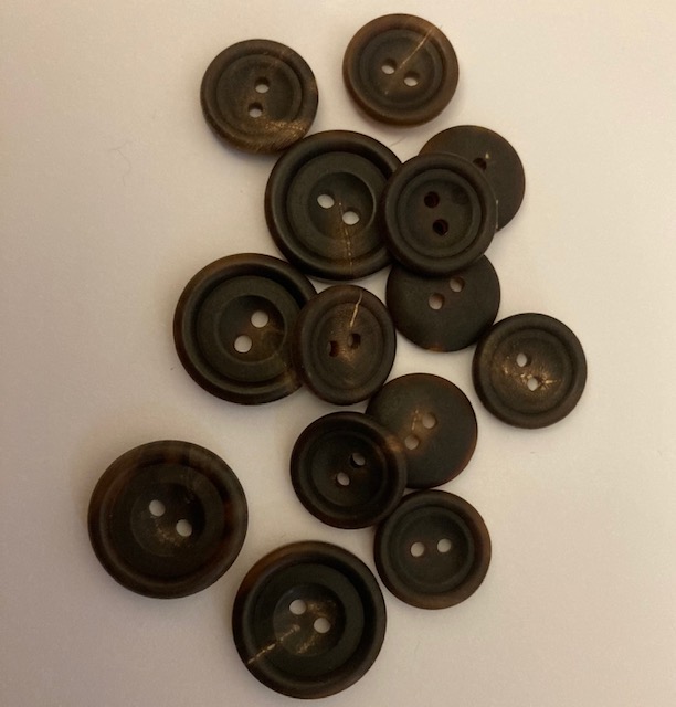 Real Horn Button 35L/22mm Col 8 BROWN