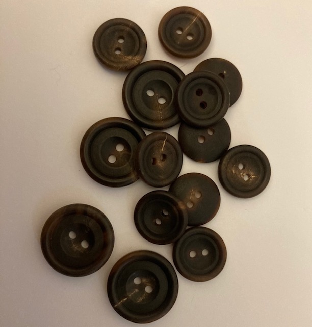 Real Horn Button 35L/22mm Col 8 BROWN - Click Image to Close